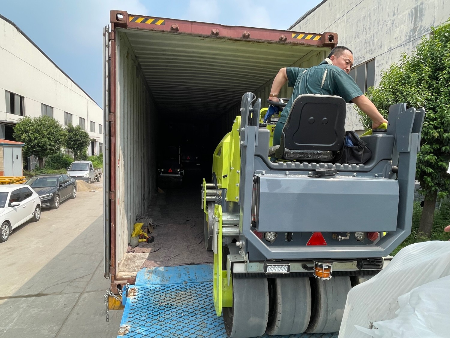 發(fā)往俄羅斯圣彼得堡20臺思拓瑞克雙鋼輪、鋼膠壓路機裝柜進行時···